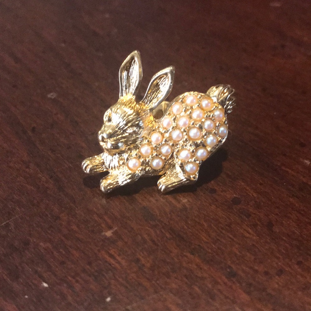 Avon Vintage Goldtone Bunny Rabbit Pearl Pin